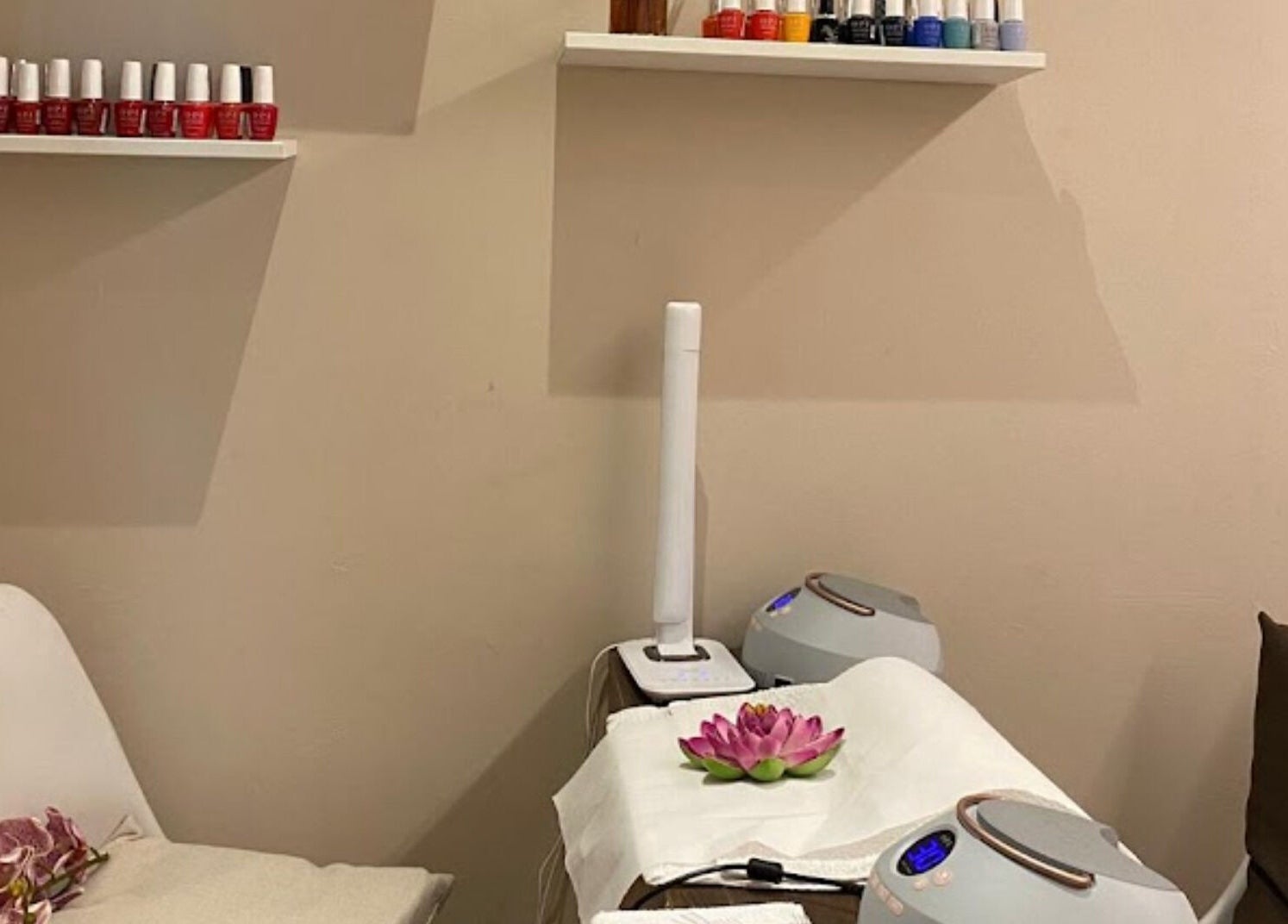 Postazione trattamento unghie presso Beauty Charme a Botticino, Lombardia, IT con smalti colorati.