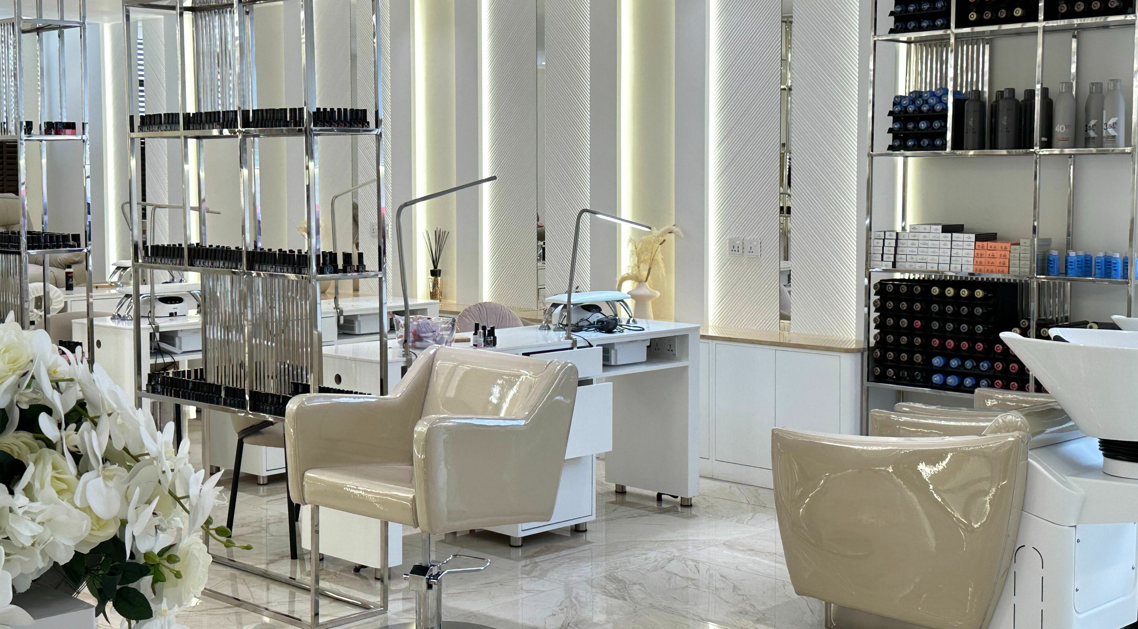 Modern interior of Leo Beauty Club in Dubai, Dubai, AE with stylish decor and beauty stations.
