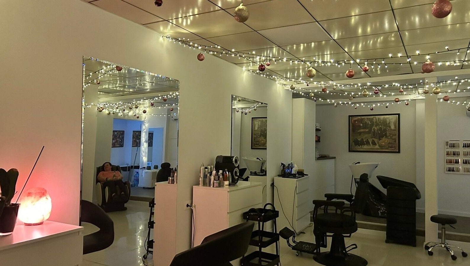 Уютен интериор на V Style - Hair Studio в Шумен, Шумен, BG с модерно осветление и декорации.