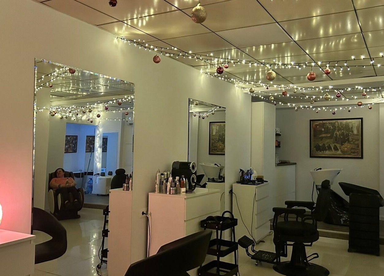 Уютен интериор на V Style - Hair Studio в Шумен, Шумен, BG с модерно осветление и декорации.