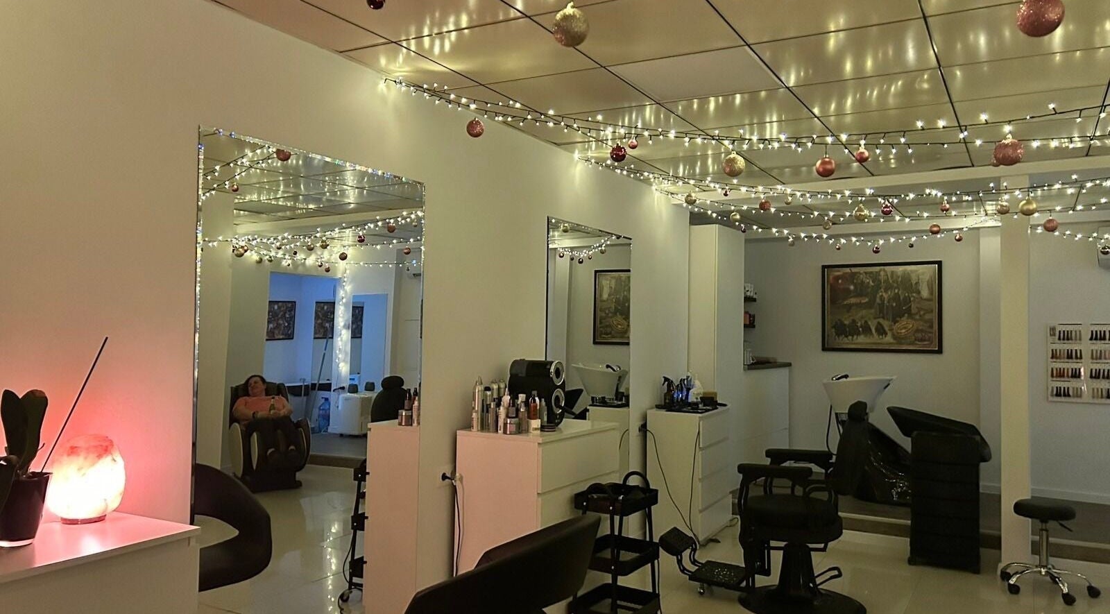 Уютен интериор на V Style - Hair Studio в Шумен, Шумен, BG с модерно осветление и декорации.