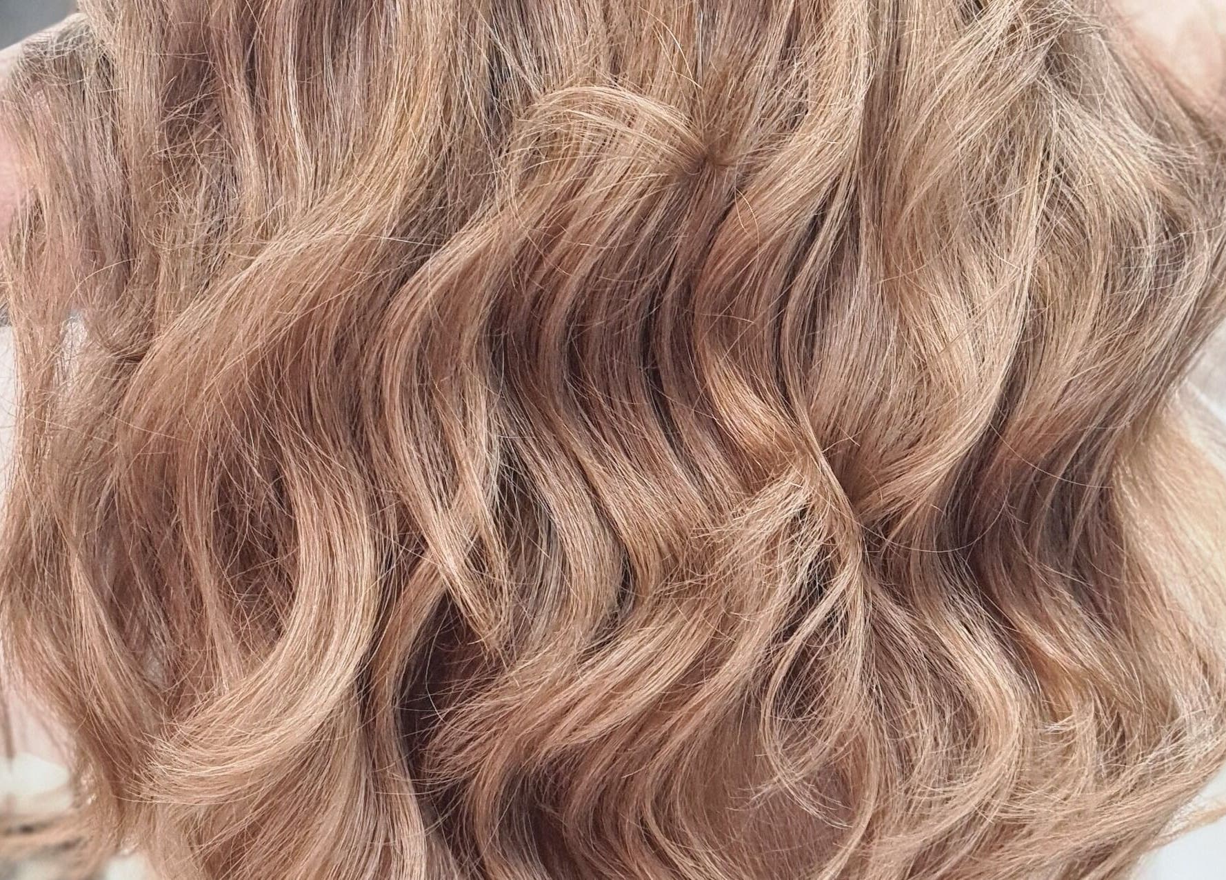 Вълнисти къдрици от V Style - Hair Studio, Шумен, Шумен, BG.