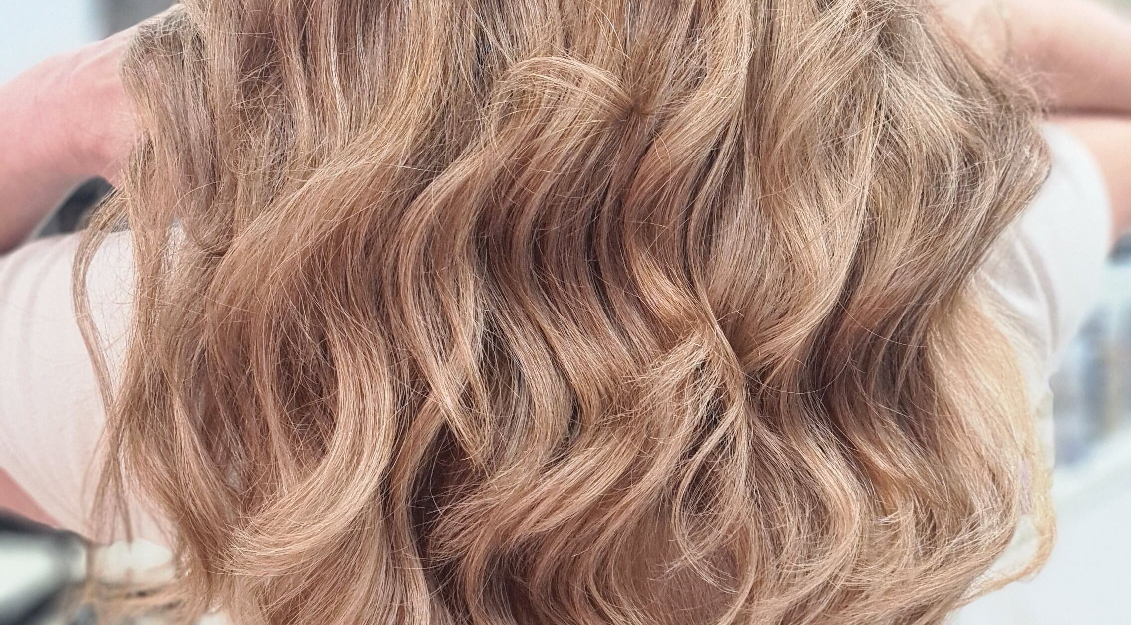 Вълнисти къдрици от V Style - Hair Studio, Шумен, Шумен, BG.