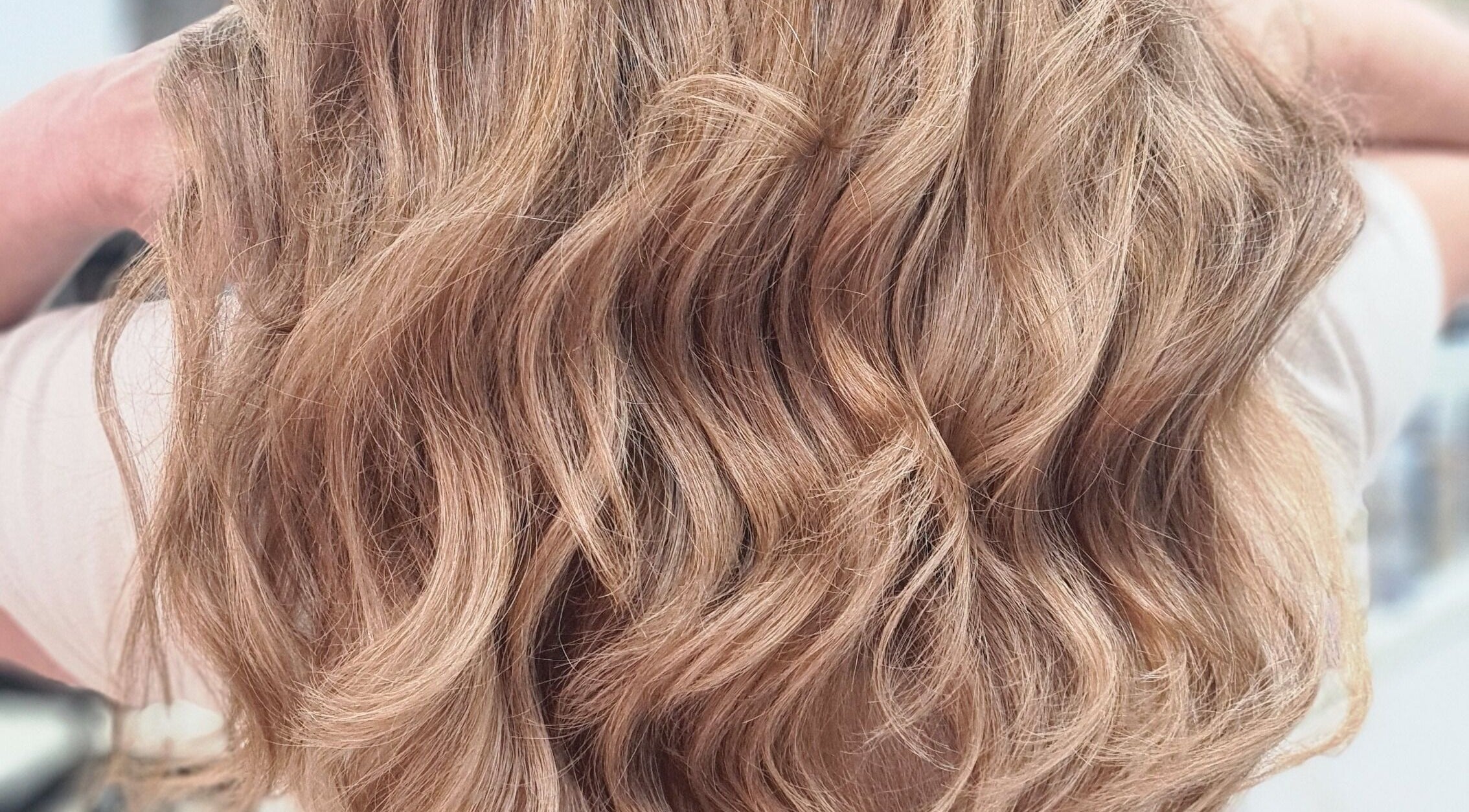 Вълнисти къдрици от V Style - Hair Studio, Шумен, Шумен, BG.