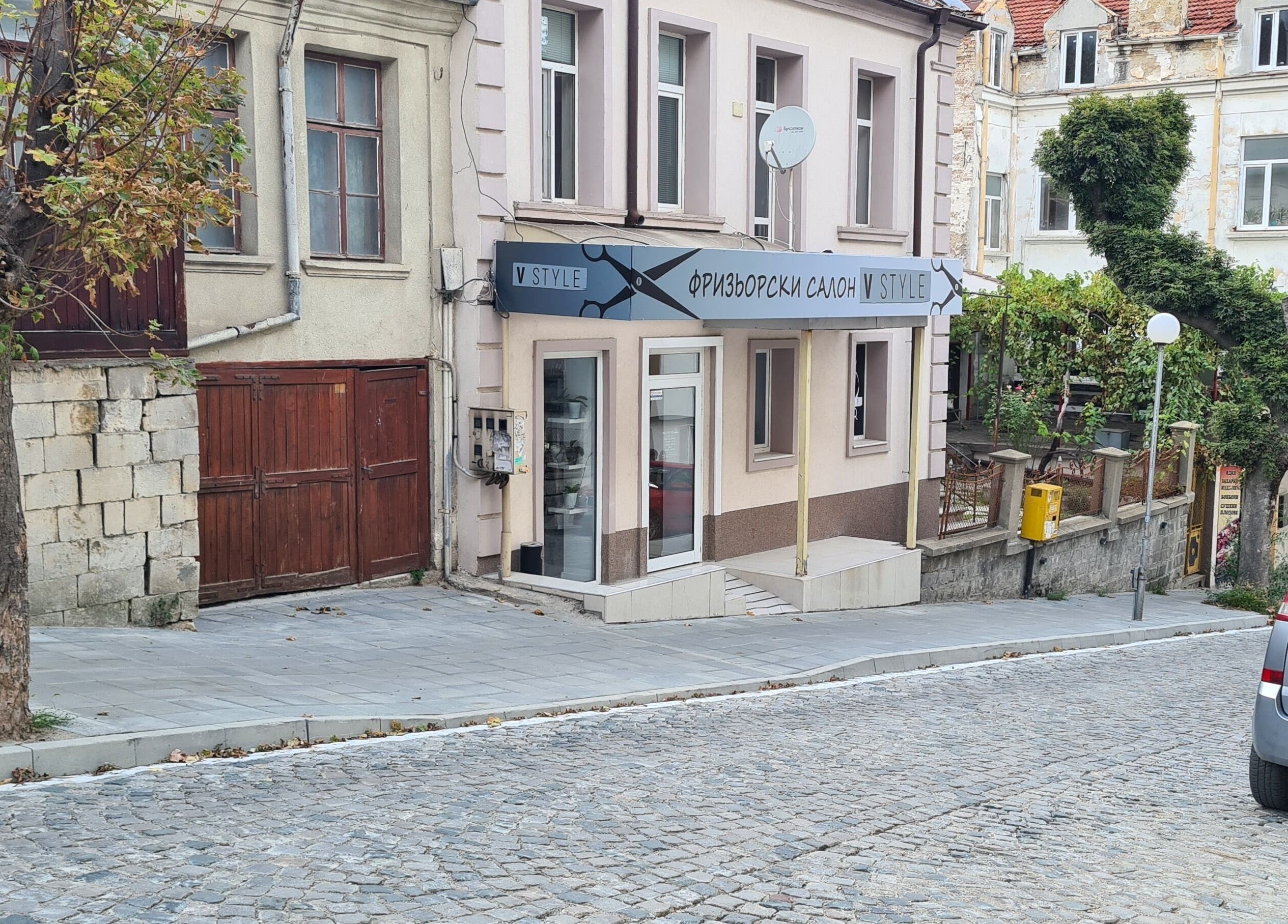 Фризьорски салон V Style - Hair Studio на уютна уличка в Шумен, Шумен, BG.