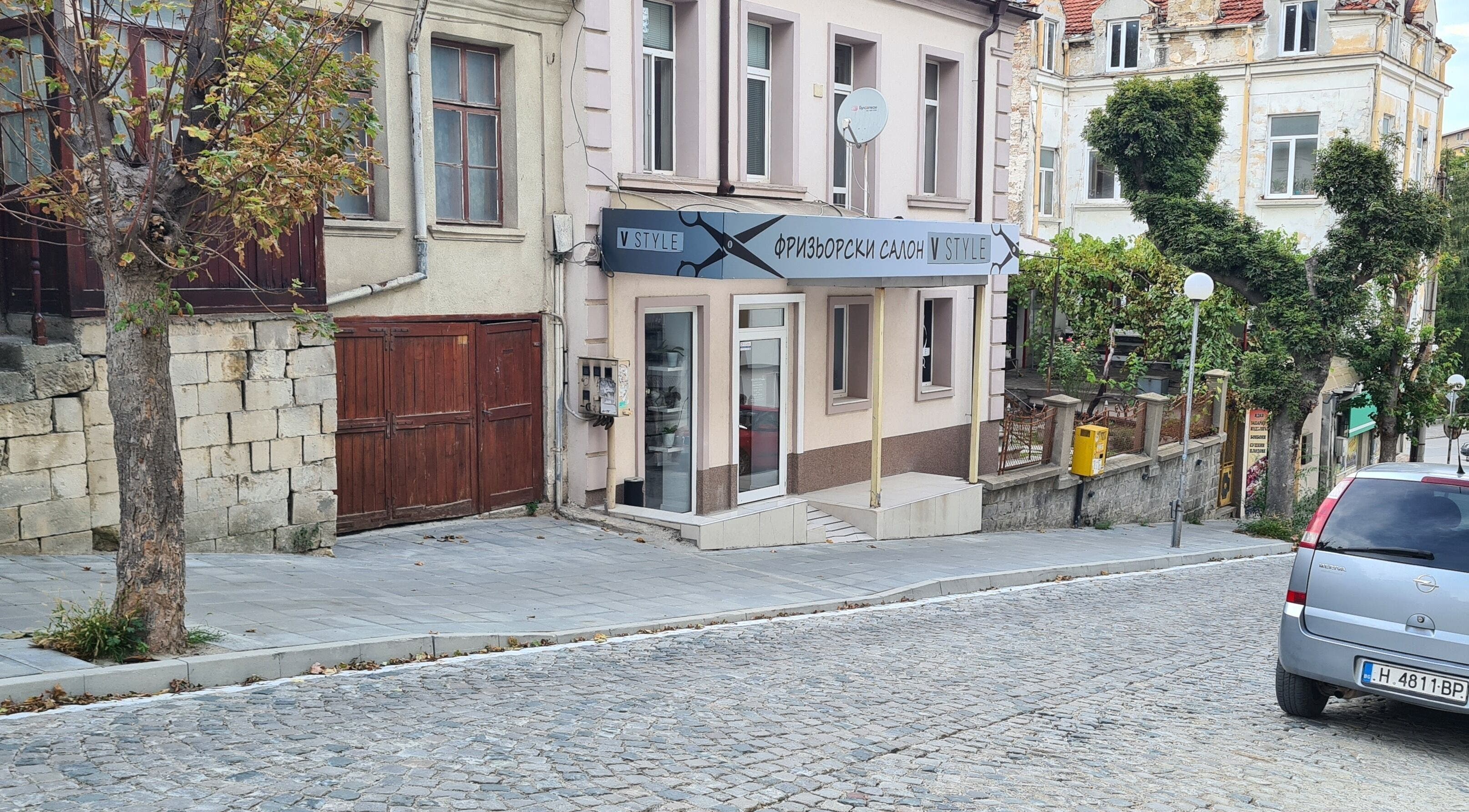 Фризьорски салон V Style - Hair Studio на уютна уличка в Шумен, Шумен, BG.