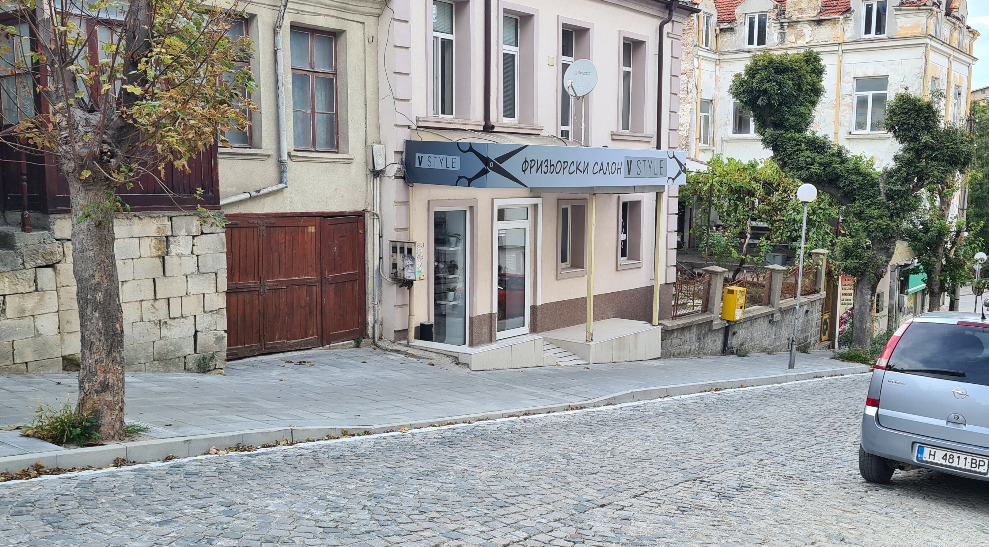 Фризьорски салон V Style - Hair Studio на уютна уличка в Шумен, Шумен, BG.