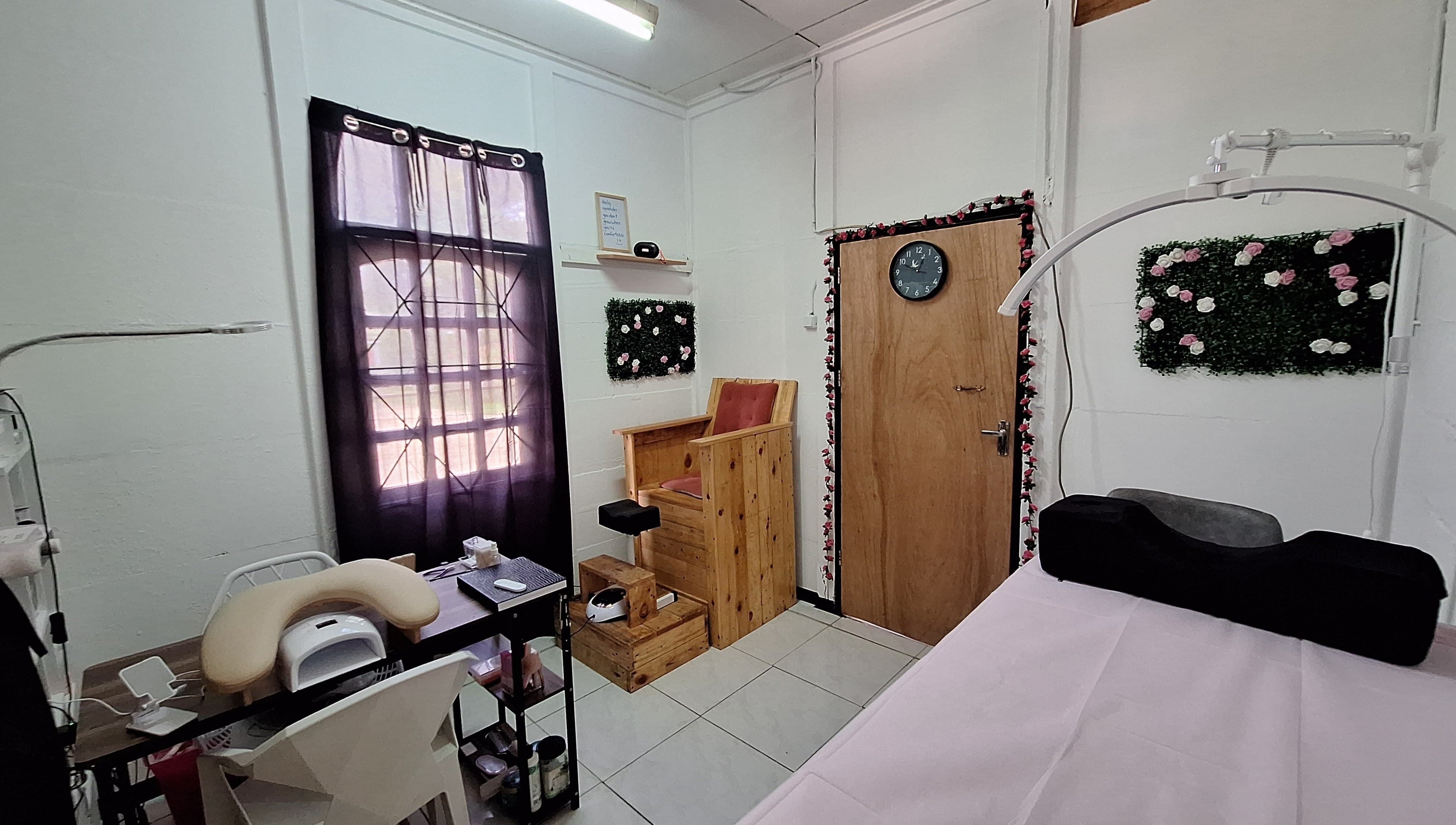 Cozy beauty room at The Glamorium, Cultuurtuin, Paramaribo, SR, featuring a massage chair and floral decor.