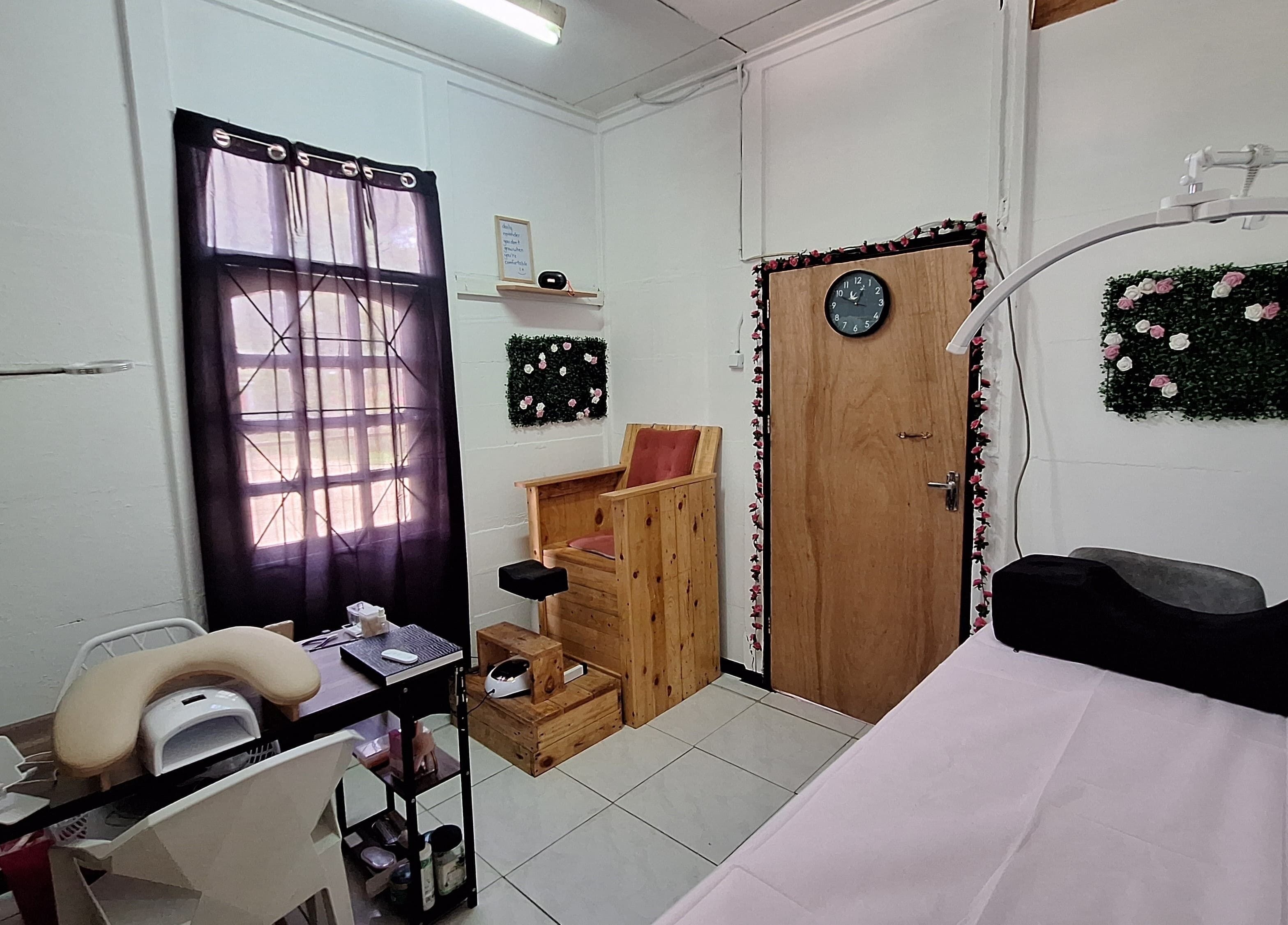 Cozy beauty room at The Glamorium, Cultuurtuin, Paramaribo, SR, featuring a massage chair and floral decor.