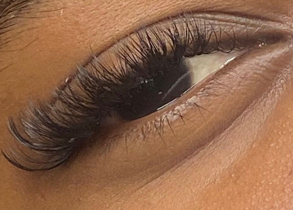 Close-up of styled eyelashes at The Glamorium, Cultuurtuin, Paramaribo, SR, showcasing expert beauty techniques.