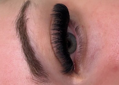 Stunning eyelash extension from Electric Lashes Uk in Bedford, England, GB showcases elegant lash enhancement.