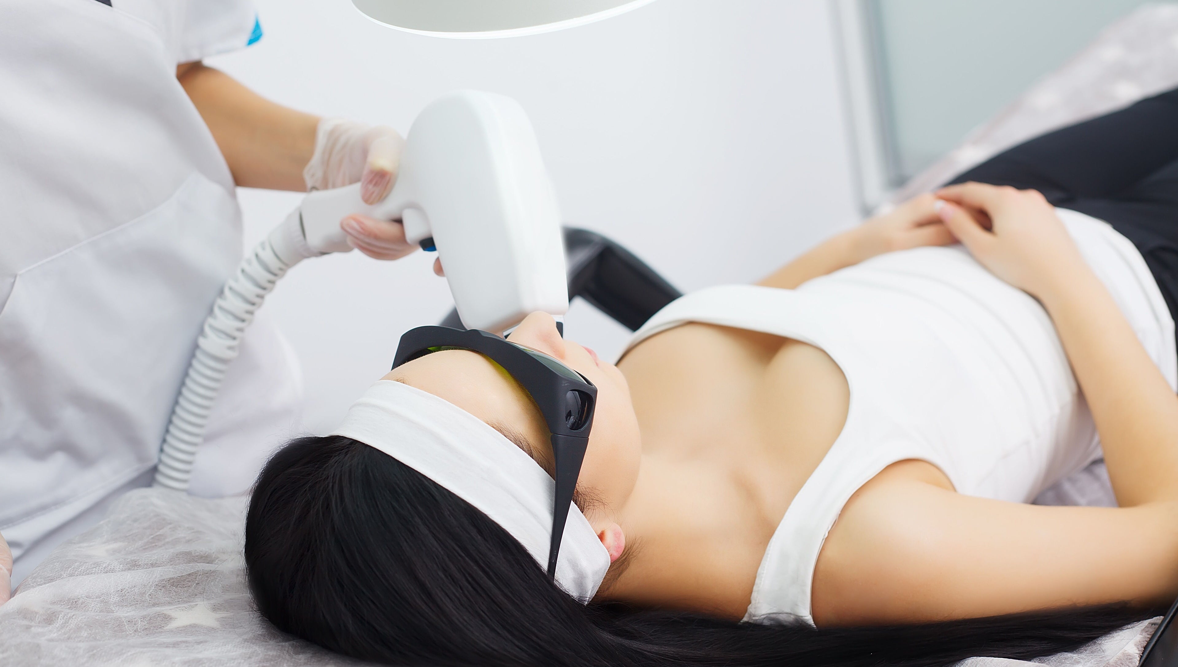 Trattamento laser viso a Oasi del Benessere, Belpasso, Sicilia per pelle luminosa e liscia.