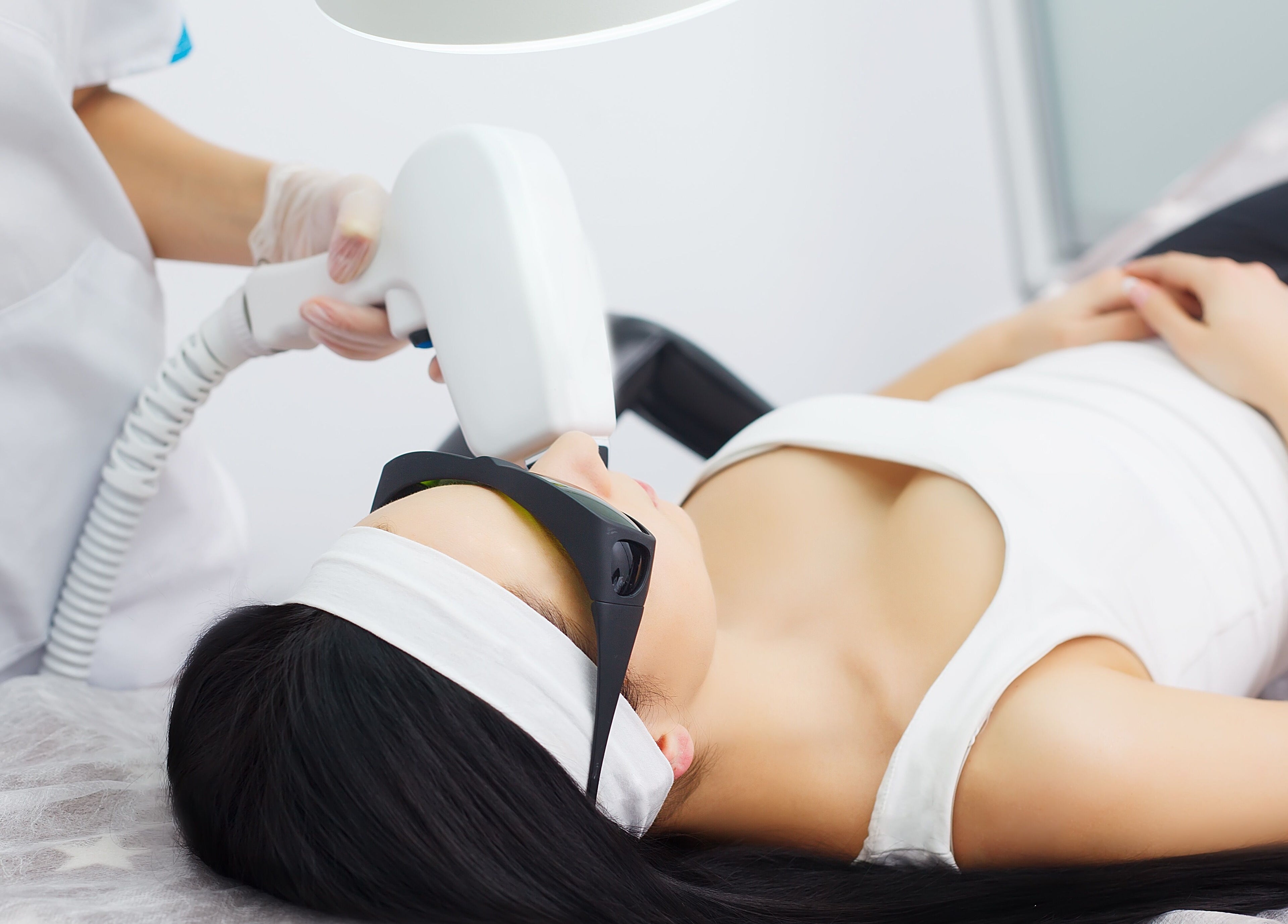 Trattamento laser viso a Oasi del Benessere, Belpasso, Sicilia per pelle luminosa e liscia.