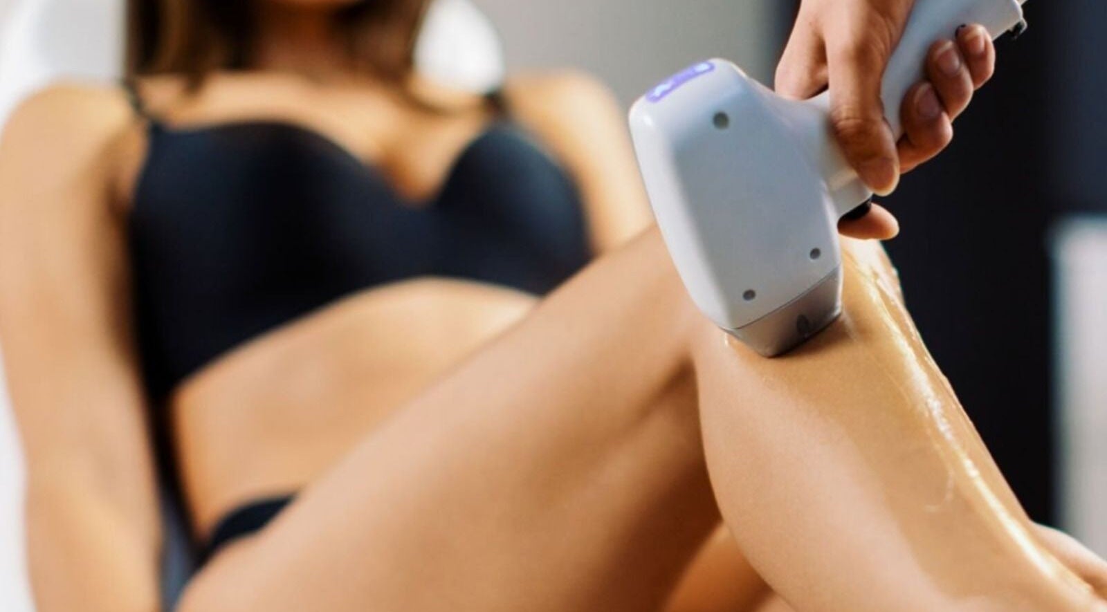 Trattamento di luce pulsata a Oasi del Benessere, Belpasso, Sicilia, IT, per una pelle liscia e luminosa.