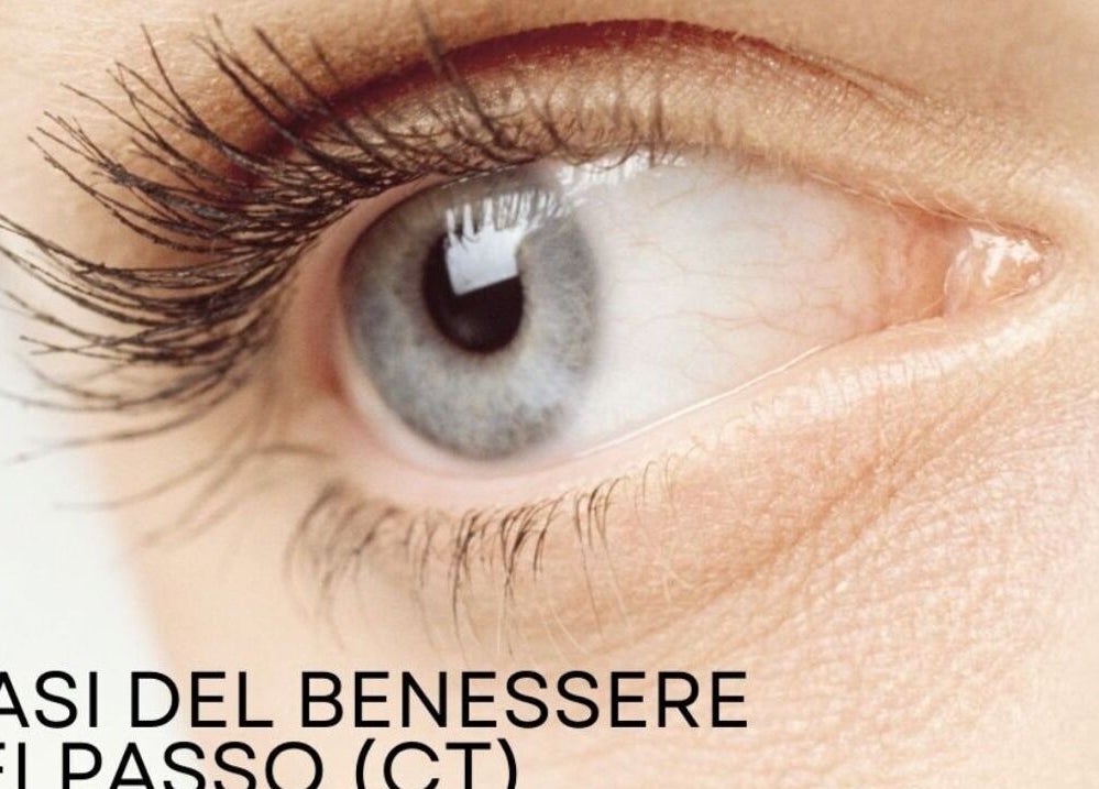 Primo piano dell'occhio curato, simbolo del benessere a Oasi del Benessere, Belpasso, Sicilia, IT.