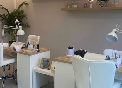 Sala manicure moderna a Per Te - Estetica & Benessere, Villasanta, Lombardia, IT con arredamento bianco elegante.