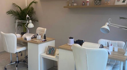Sala manicure moderna a Per Te - Estetica & Benessere, Villasanta, Lombardia, IT con arredamento bianco elegante.