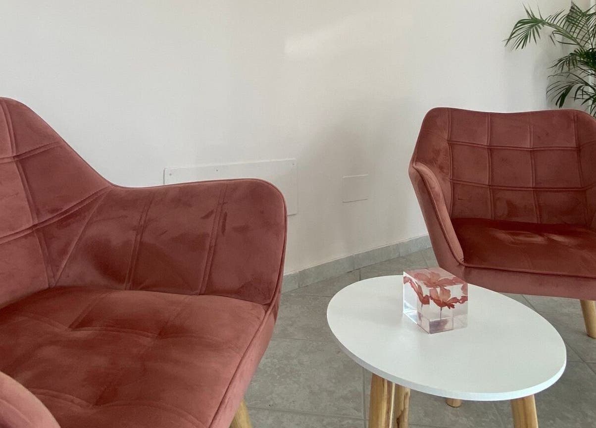 Accogliente salotto di Per Te - Estetica & Benessere a Villasanta, Lombardia, IT con poltrone rosa.