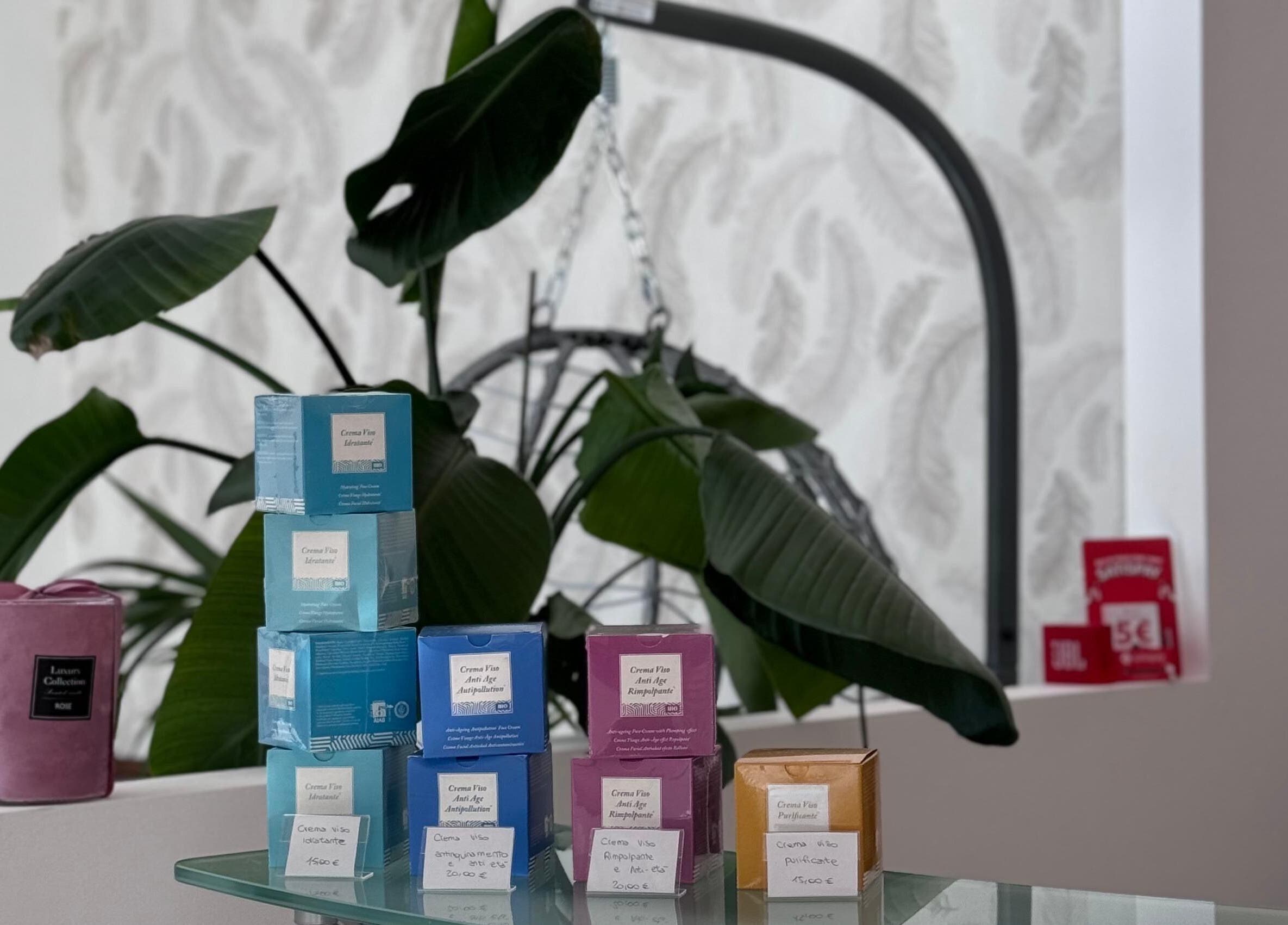 Prodotti di bellezza su tavolo a Per Te - Estetica & Benessere, Villasanta, Lombardia, IT.