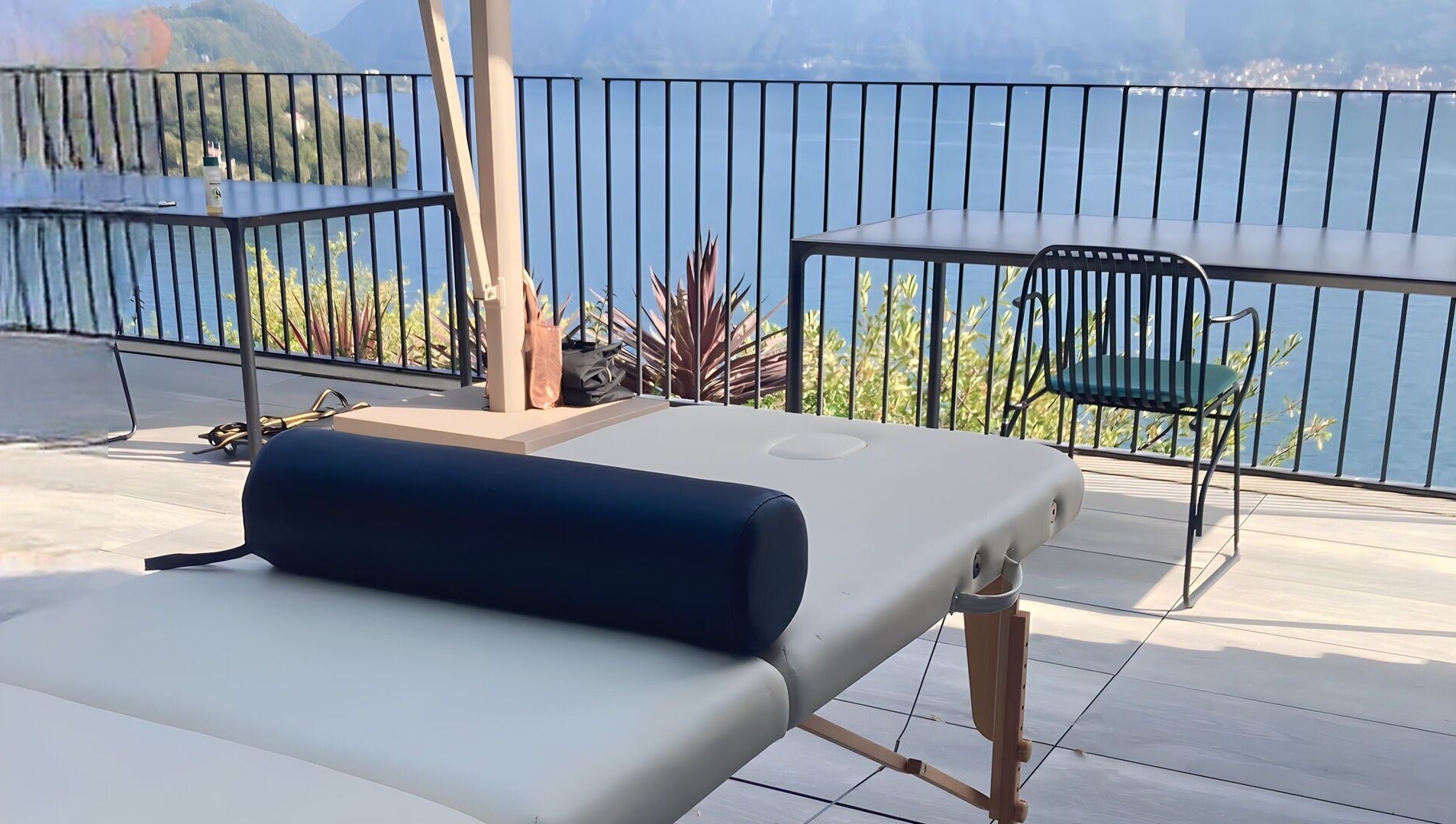 Terrazza con lettino per massaggi di SpaToYou - on Demand, vista sul lago a Cernobbio, Lombardia, IT.