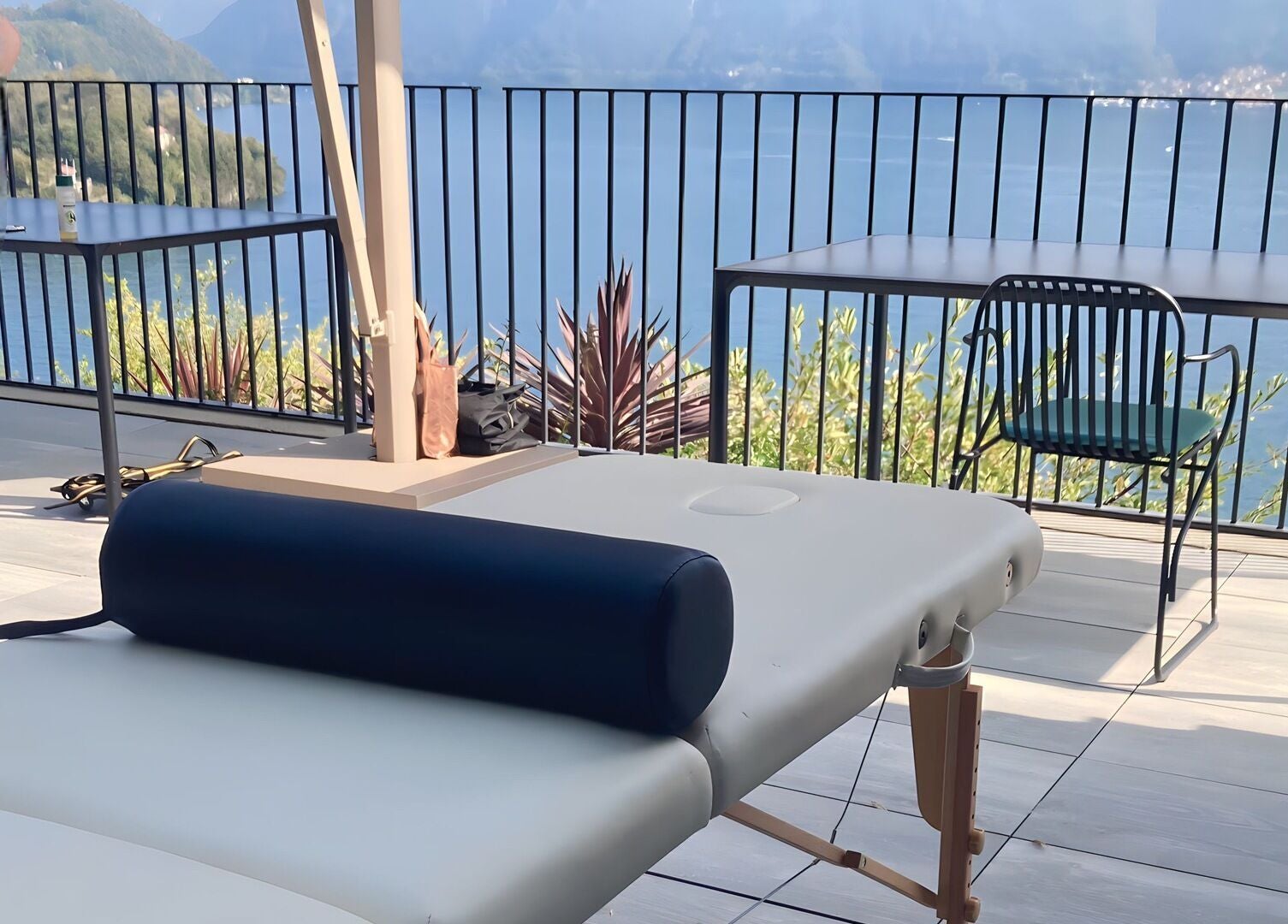 Terrazza con lettino per massaggi di SpaToYou - on Demand, vista sul lago a Cernobbio, Lombardia, IT.
