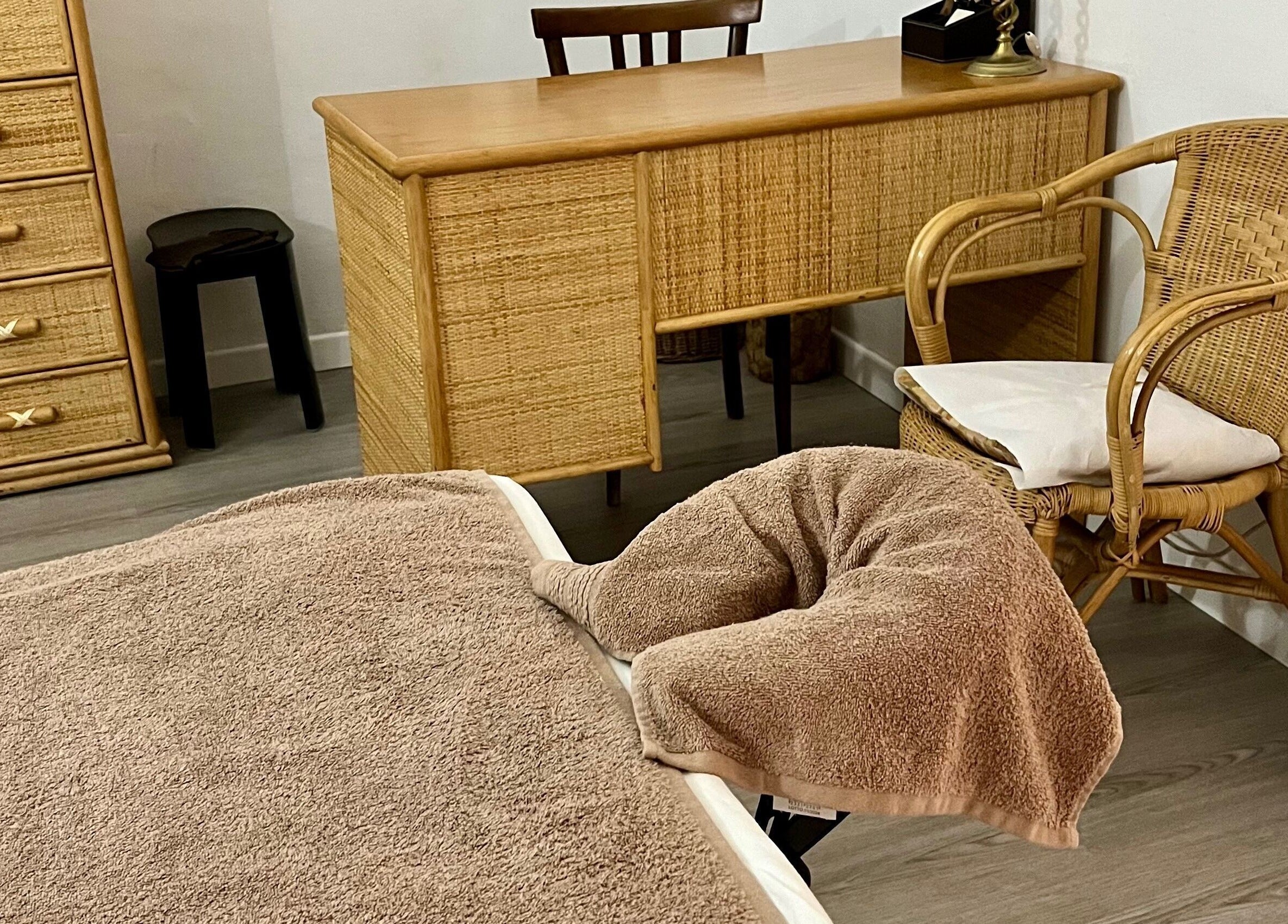 Interno rilassante di SpaToYou - on Demand a Cernobbio, Lombardia, IT, con mobili in rattan e lettino da massaggio.