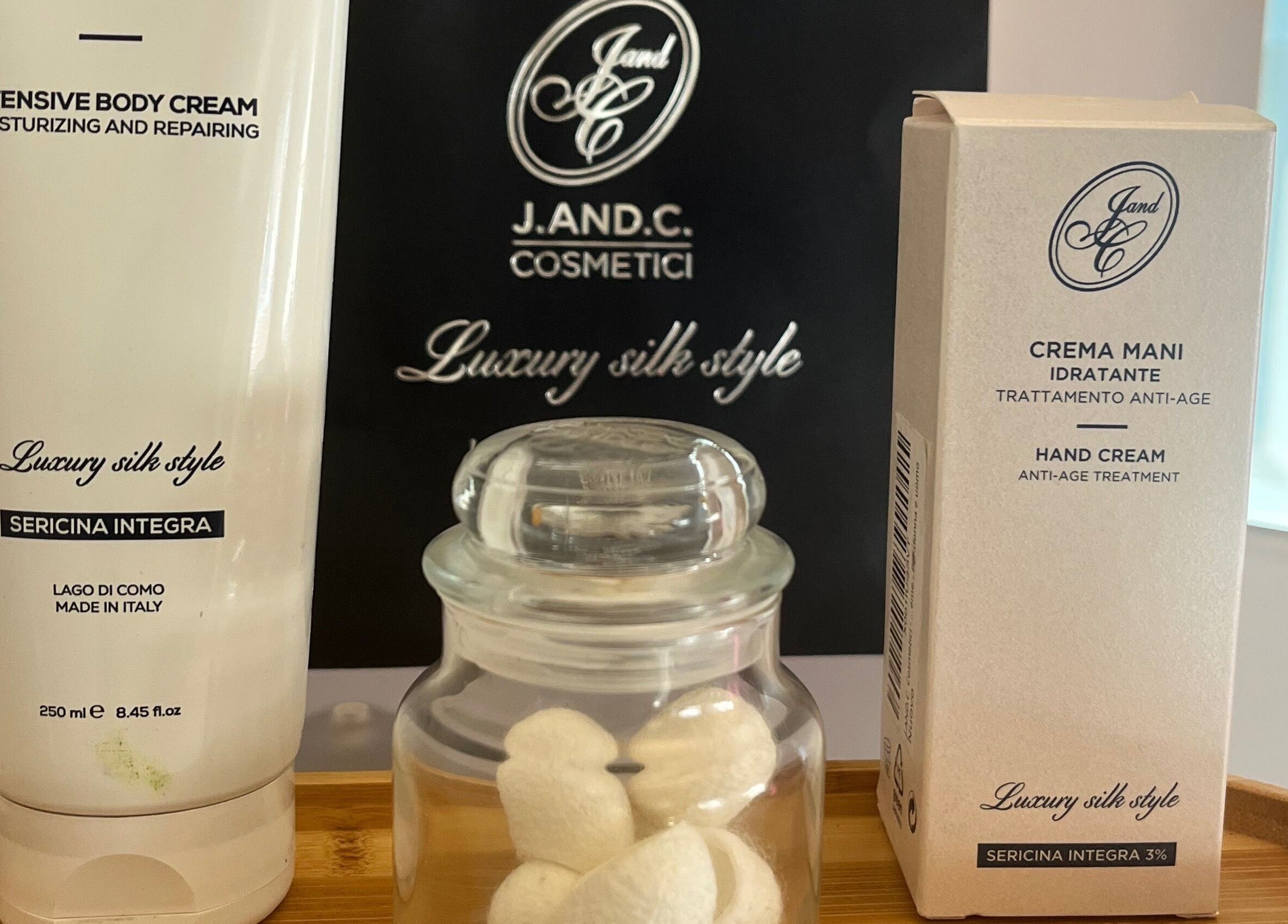 Prodotti di bellezza sericina su vassoio presso SpaToYou - on Demand, Cernobbio, Lombardia, IT.