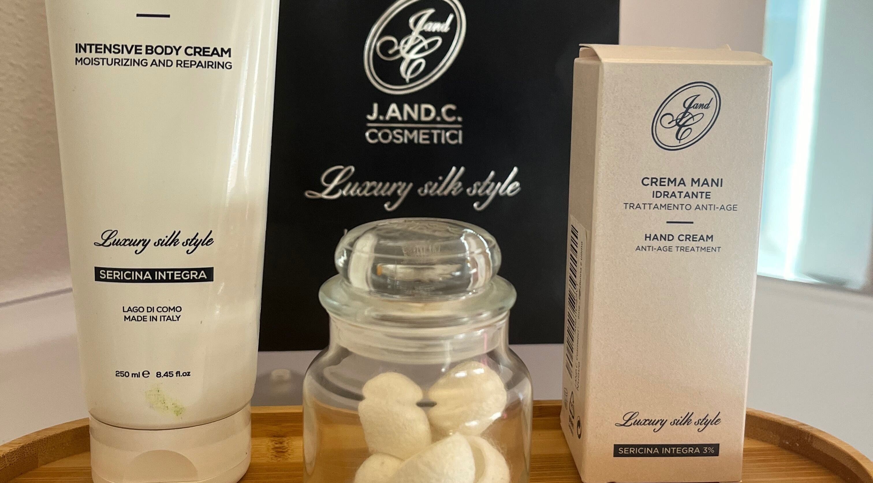 Prodotti di bellezza sericina su vassoio presso SpaToYou - on Demand, Cernobbio, Lombardia, IT.