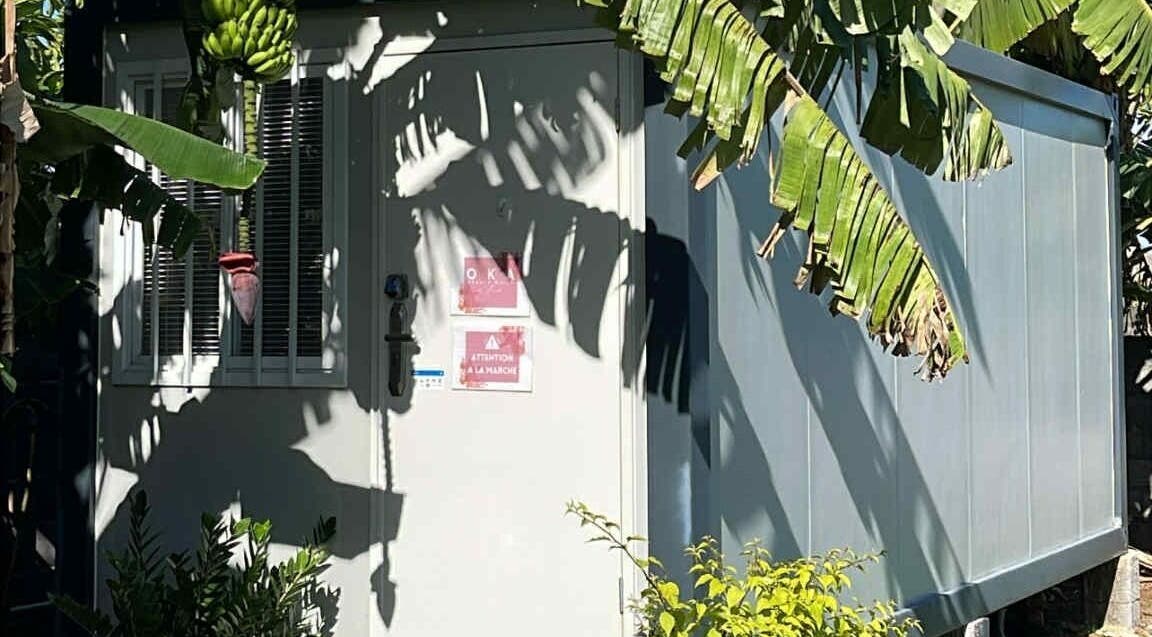 Entrée d'Oka Beauty Nails à Puna'auia, Îles Du Vent, entourée de végétation luxuriante.