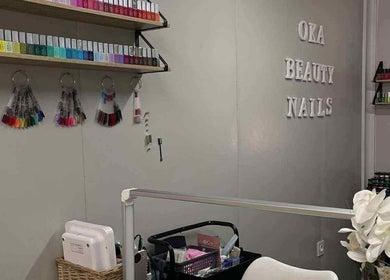 Oka Beauty Nails à Puna'auia, Îles Du Vent, PF avec vernis colorés sur étagères.
