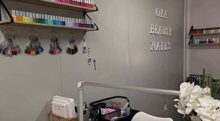 Oka Beauty Nails à Puna'auia, Îles Du Vent, PF avec vernis colorés sur étagères.