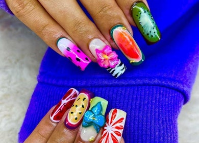 Designs fruités sur ongles à Oka Beauty Nails, Puna'auia, Îles Du Vent, PF, pour une touche artistique unique.
