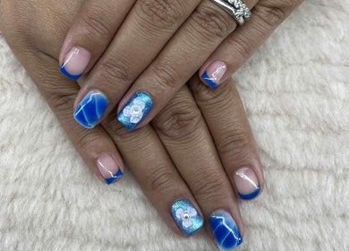 Manucure bleue et fleurie chez Oka Beauty Nails, Puna'auia, Îles Du Vent, PF.