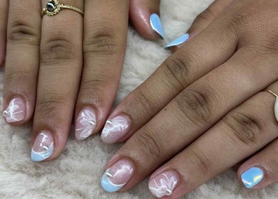 Nail art élégant à Oka Beauty Nails, Puna'auia, Îles Du Vent, PF avec fleurs et bijou.