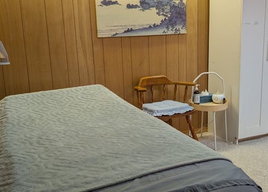 Cozy treatment room at Alyssa Acupuncture & TCM, Edmonton, Alberta, CA, with a bed and calming decor.
