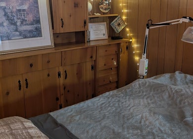 Relaxing wellness room at Alyssa Acupuncture & TCM in Edmonton, Alberta, CA with warm wood accents.