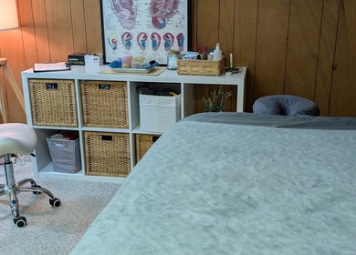 Therapy room at Alyssa Acupuncture & TCM in Edmonton, Alberta, CA with massage bed and healing decor.