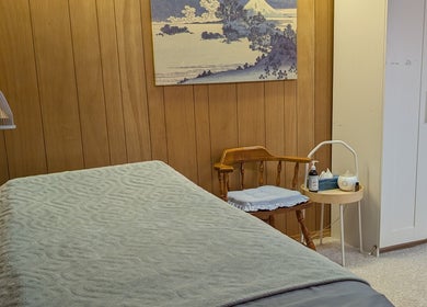 Relaxing therapy room at Alyssa Acupuncture & TCM, Edmonton, Alberta, CA with calming decor and treatment bed.