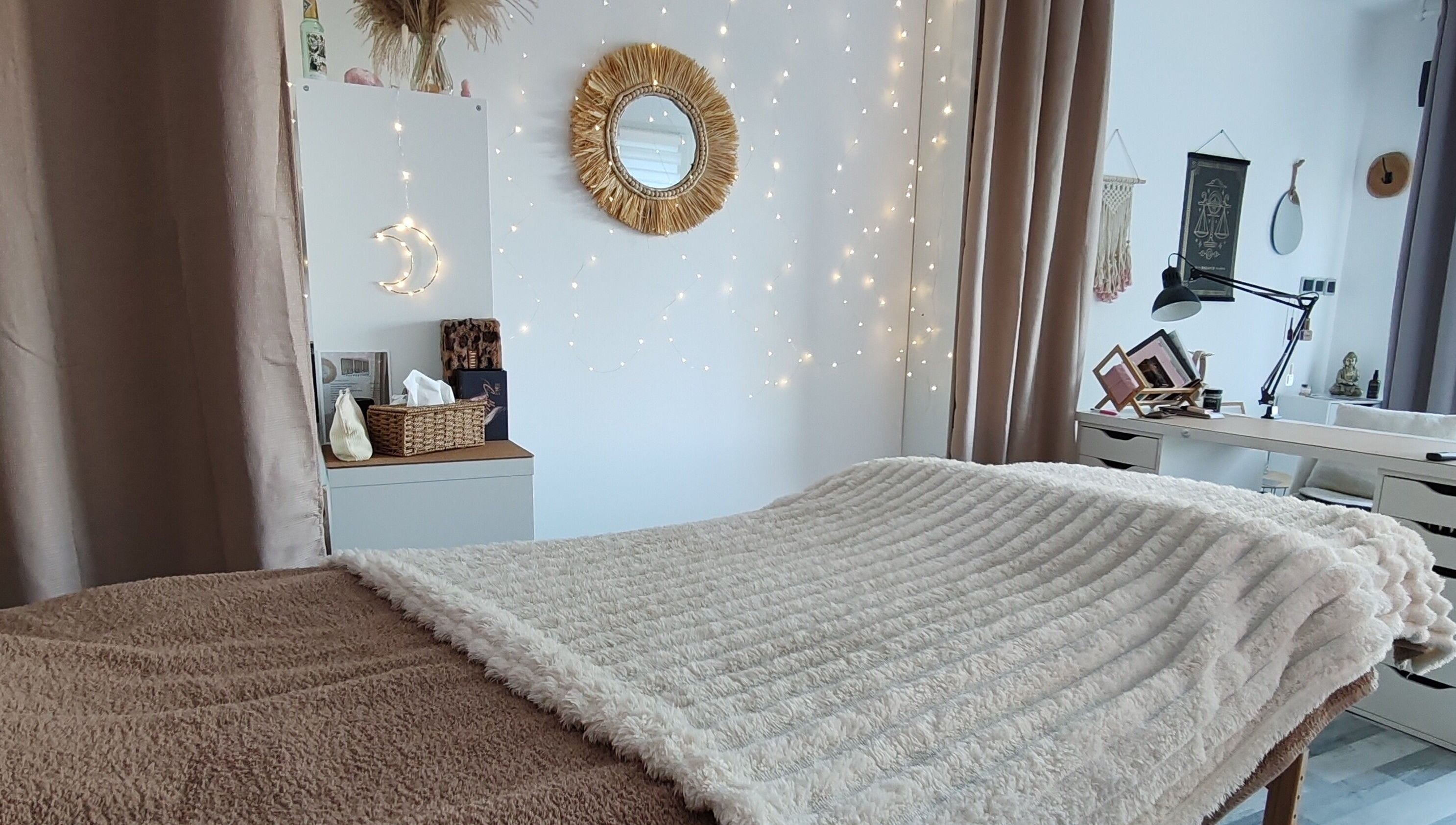 Salle de bien-être apaisante à Laurene_loud, Mauran, Occitanie, FR avec un décor doux et lumineux.