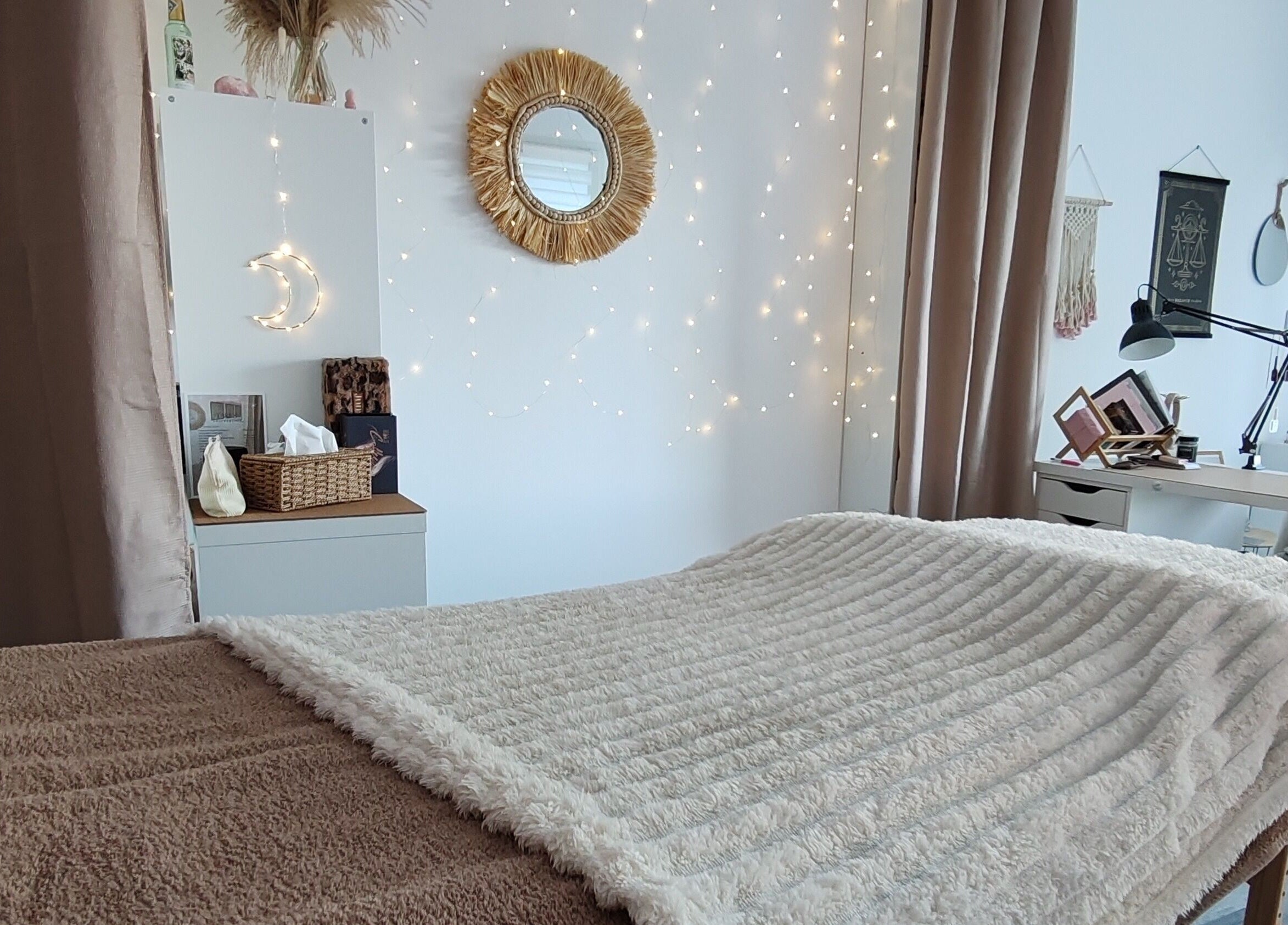 Salle de bien-être apaisante à Laurene_loud, Mauran, Occitanie, FR avec un décor doux et lumineux.