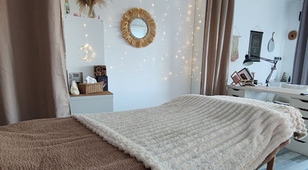 Salle de bien-être apaisante à Laurene_loud, Mauran, Occitanie, FR avec un décor doux et lumineux.