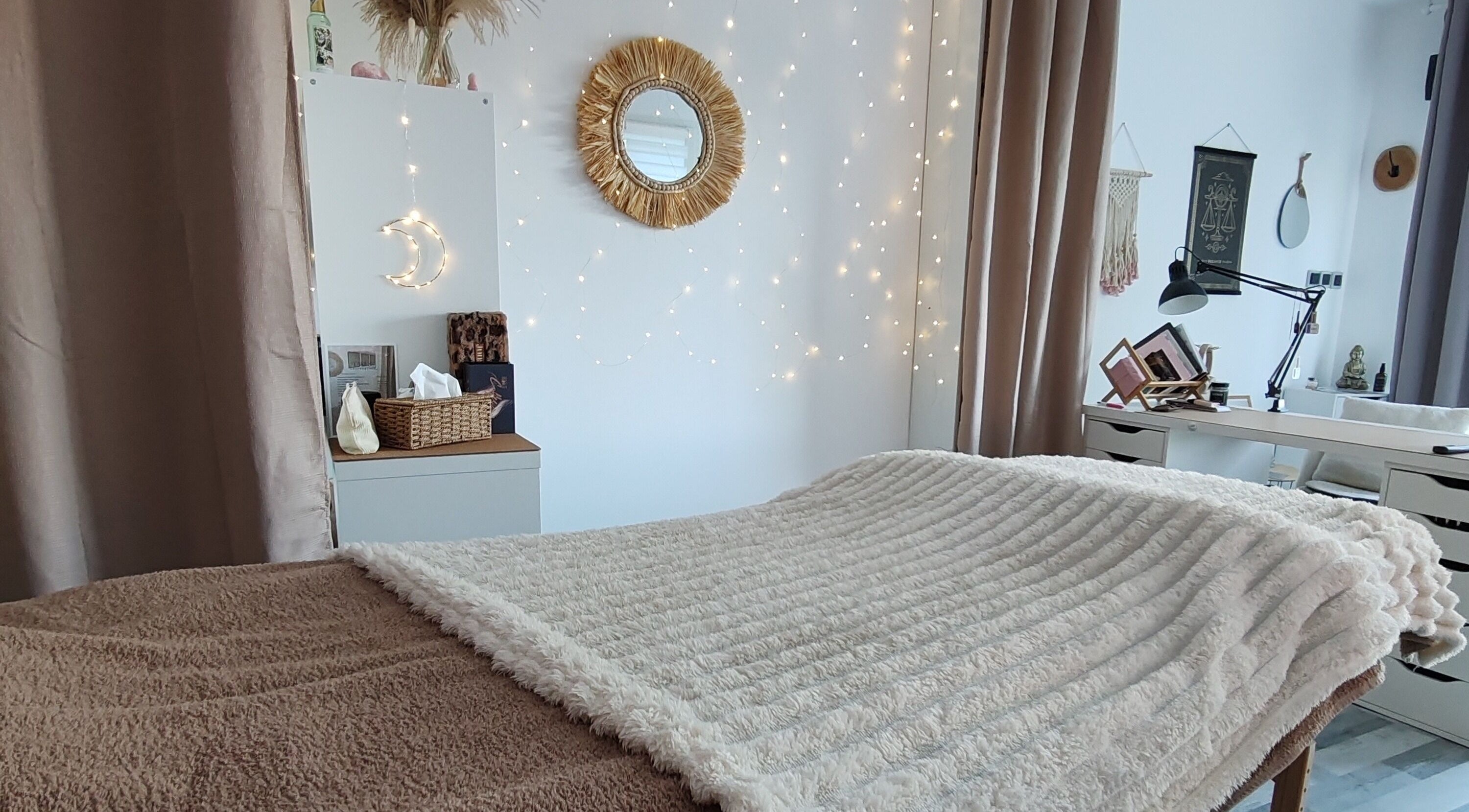 Salle de bien-être apaisante à Laurene_loud, Mauran, Occitanie, FR avec un décor doux et lumineux.