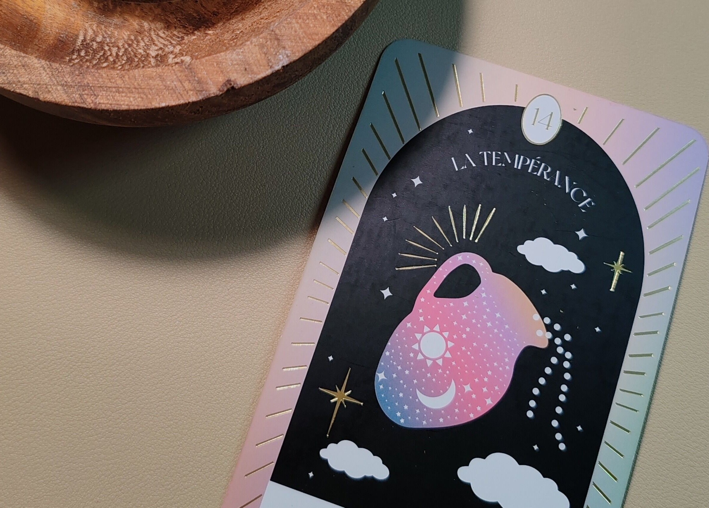 Carte de tarot La Tempérance au Laurene_loud_, Mauran, Occitanie, FR, évoque l'équilibre et la sérénité.