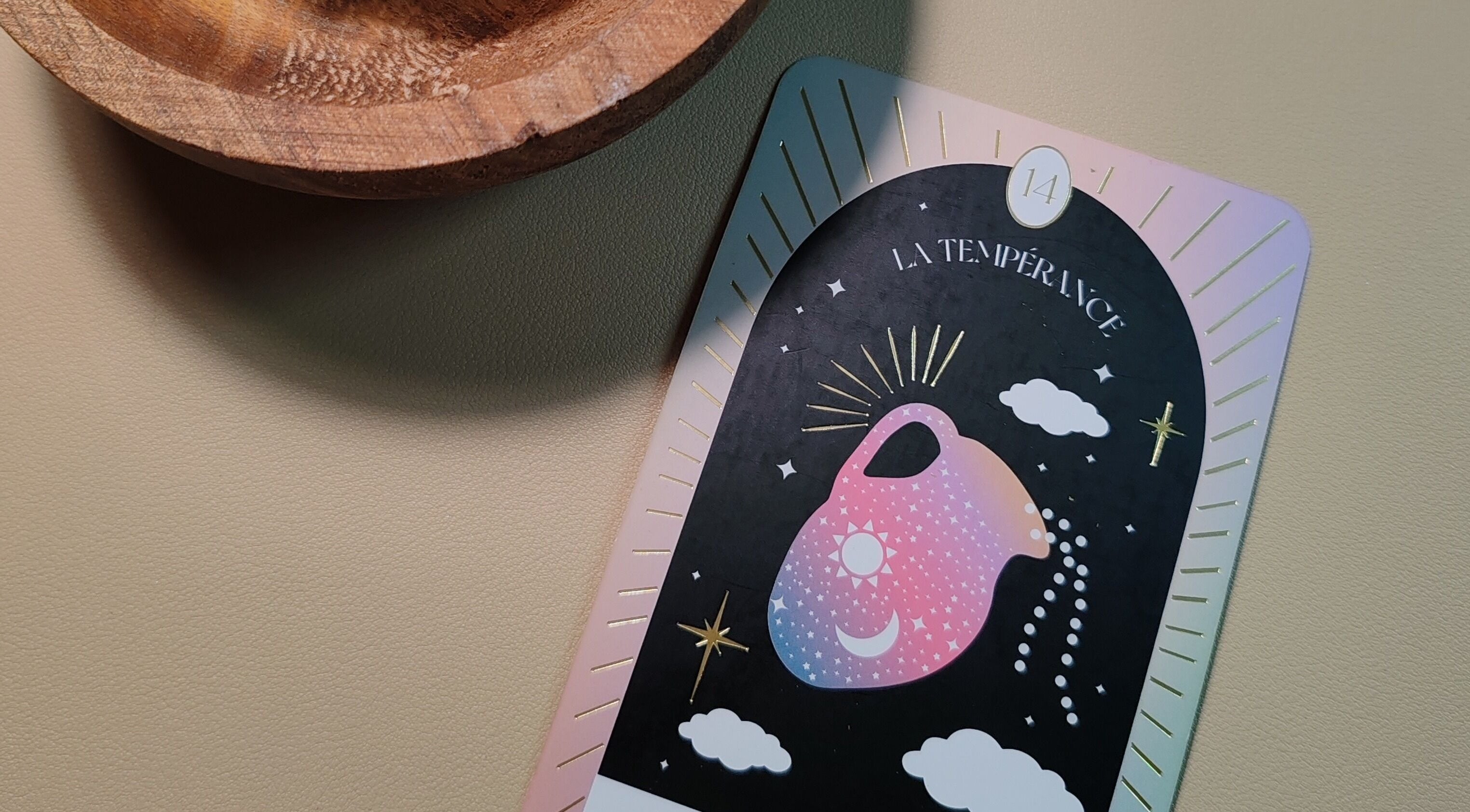 Carte de tarot La Tempérance au Laurene_loud_, Mauran, Occitanie, FR, évoque l'équilibre et la sérénité.