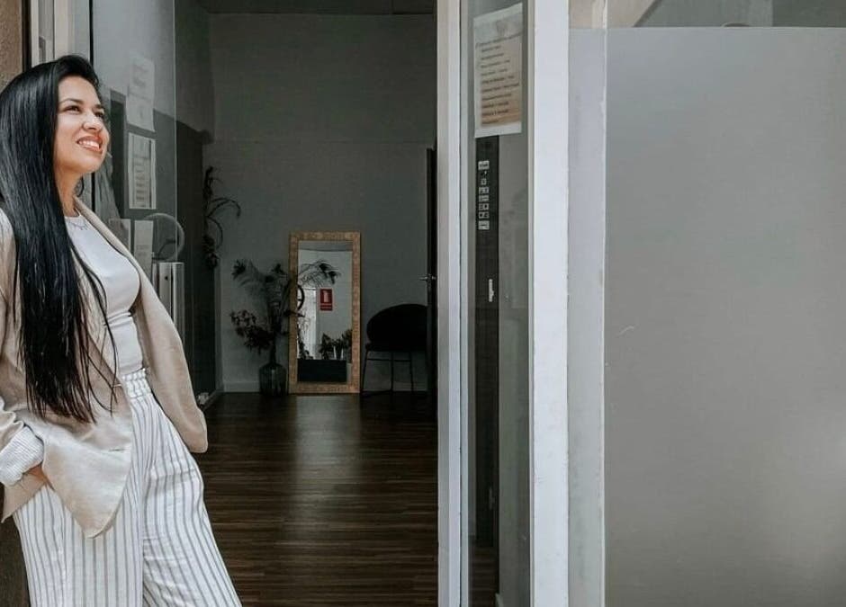 Cliente sonriente en la entrada de The Pra Beauty Studio, Sant Celoni, Catalunya, ES.