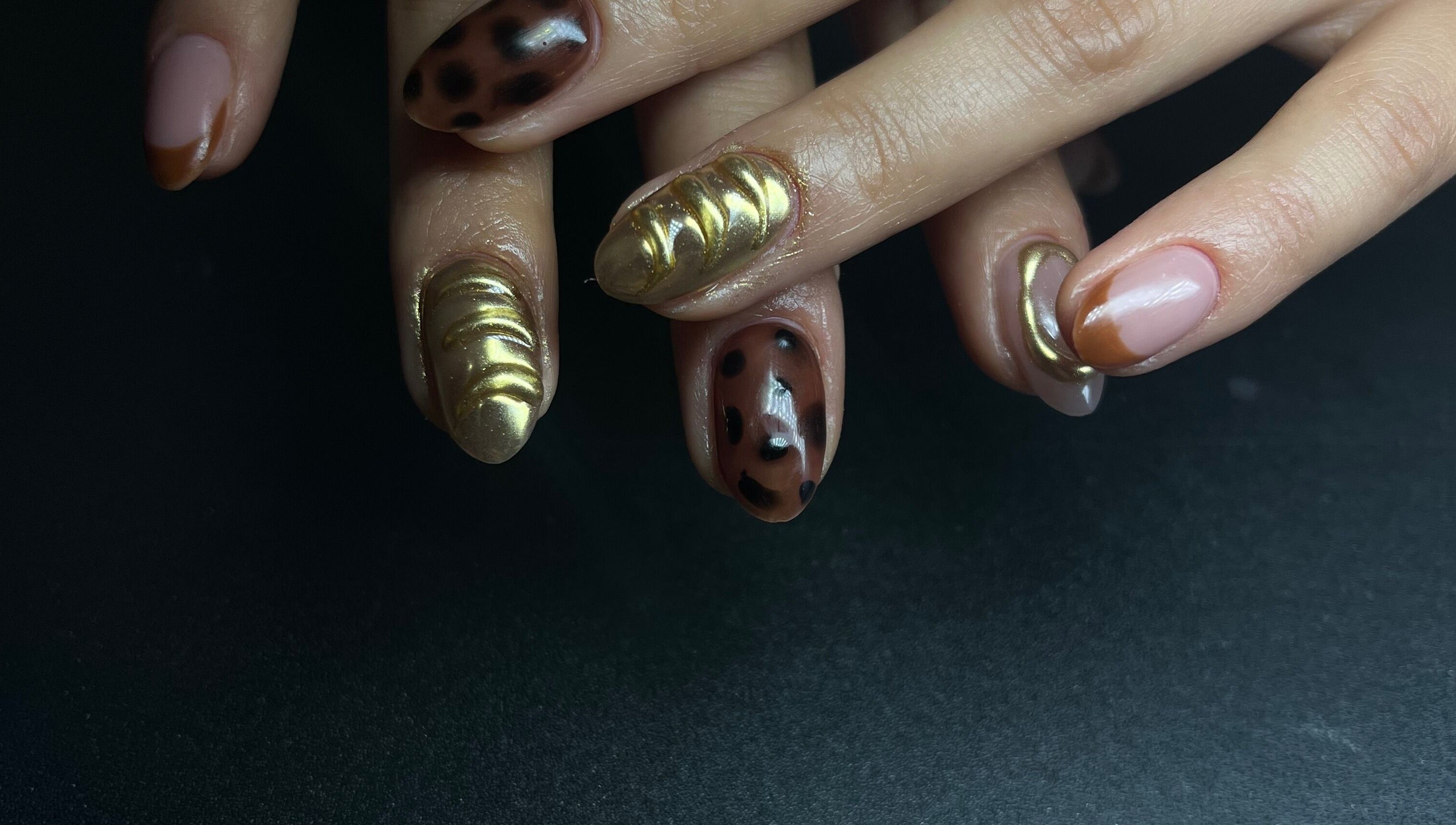 Manicura artística en Cavi Nails, Chihuahua, Chihuahua, MX. Uñas con diseño dorado y moteado.