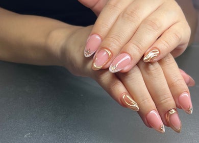 Manicura artística en Cavi Nails, Chihuahua, Chihuahua, MX con detalles dorados y rosas.