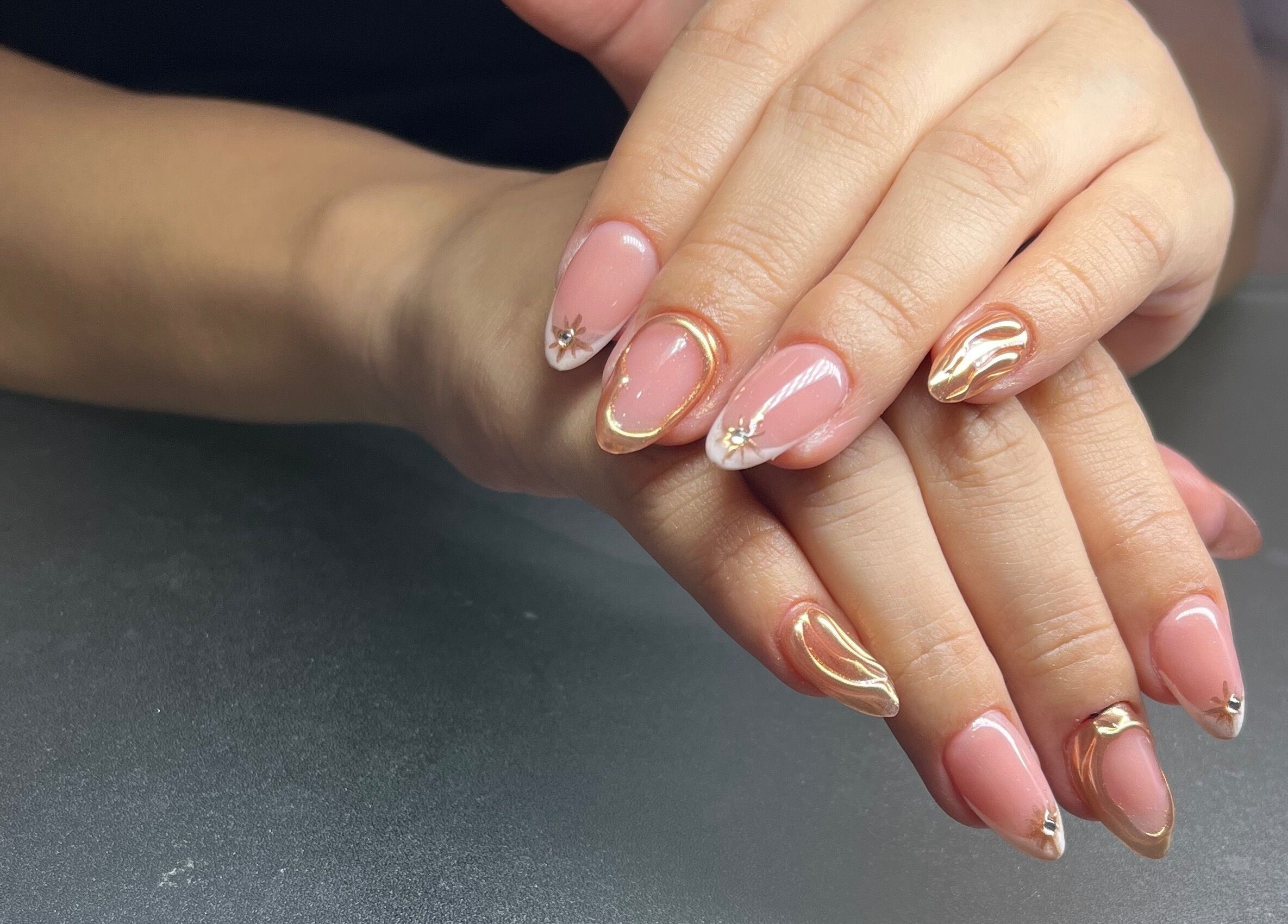 Manicura artística en Cavi Nails, Chihuahua, Chihuahua, MX con detalles dorados y rosas.