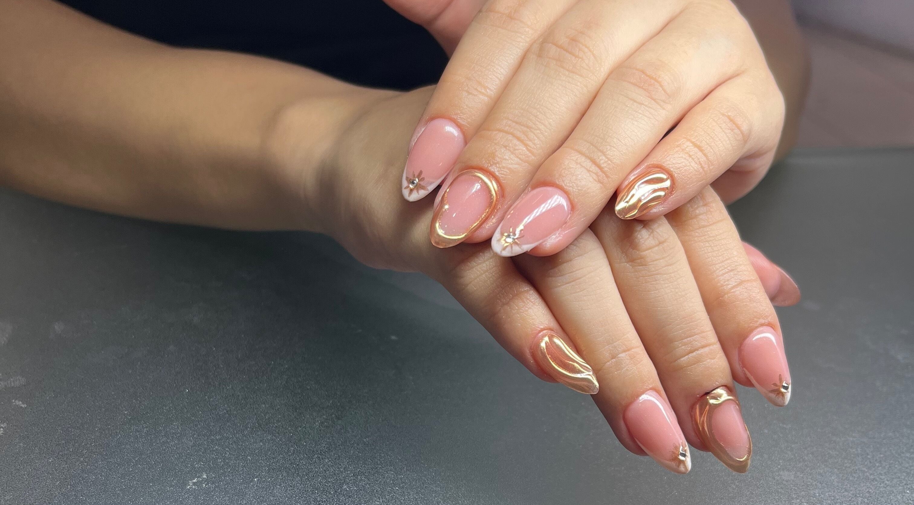 Manicura artística en Cavi Nails, Chihuahua, Chihuahua, MX con detalles dorados y rosas.