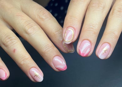 Uñas decoradas con elegancia en Cavi Nails, Chihuahua, Chihuahua, MX, resaltando el diseño moderno.